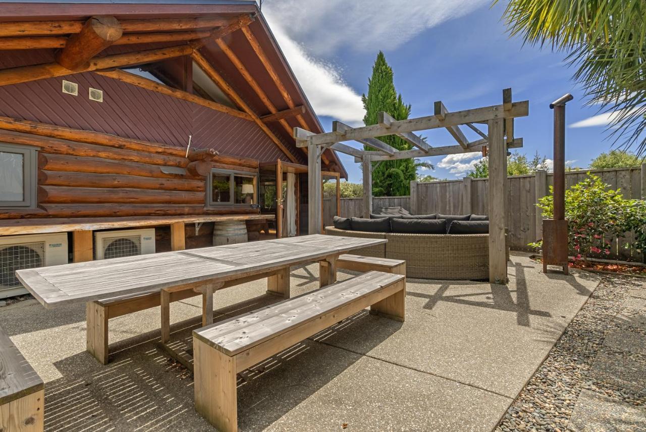 The Log House Villa Wanaka Exteriör bild